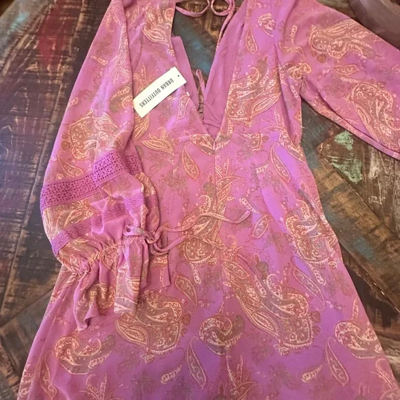 Urban Outfitters Mini Dress Pink Paisley Medium VNeck KeyHole back NWT. Boho - Picture 11 of 11